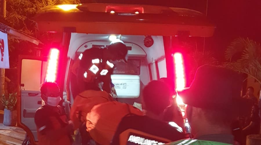 BOS RESTORAN:  Evakuasi jenazah Thomas George, 54, diketahui gantung diri di Dapur Restoran Curry In Bali Jalan Danau Tamblingan No. 51 Sanur, Densel, Selasa (24/10/2023)