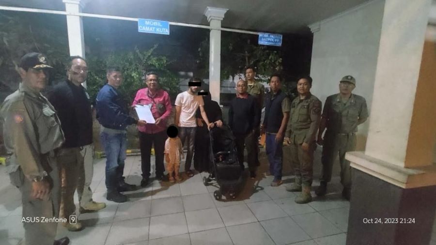 MENGGELANDANG: Keluarga asal Yordania yang kehabisan uang di Bali lalu ngemis di Kuta diamankan Satpol PP Badung.