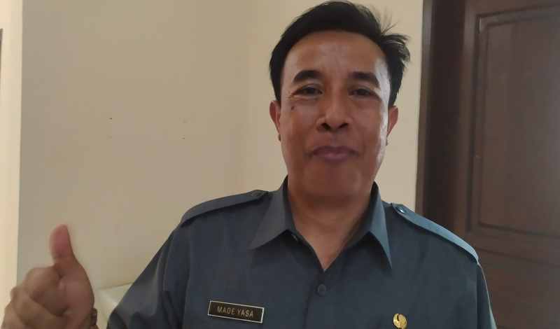 BEBERKAN PERKEMBANGAN ANGGARAN : Kepala Dinas Pemberdayaan Masyarakat dan Desa Jembrana I Made Yasa. [m.basir/radar bali]