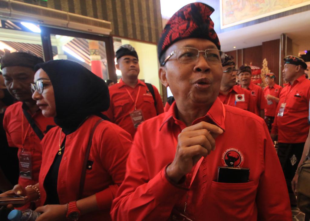 SATU PUTARAN SAJA: Ketua DPD PDI Perjuangan Bali Wayan Koster bertekad meraup suara penuh di Bali agar paslon Ganjar - Mahfud menang satu putaran.
