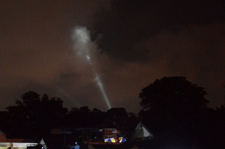 TAK BERPENGARUH: Penampakan laser atau lampu sorot yang disebut mampu memcah awan atau menghalau hujan. Pemkot Denpasar terbitkan SE stop gunakan teknologi ini.