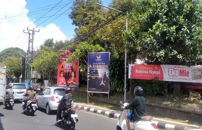 Baliho dan spanduk caleg yang bertebaran di Tabanan.