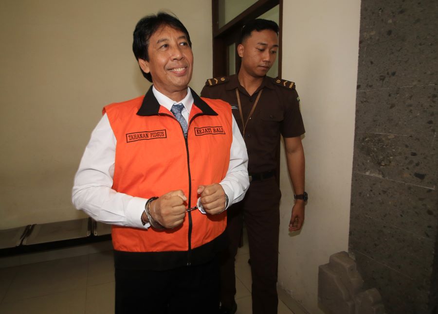 SENYUM BORGOL: Rektor Universitas Udayana Prof Antara saat keluar tahanan menuju ruang sidang perdana  untuk mendengar dakwaan jaksa di pengadilan Tipikor, 24 Oktober 2023.