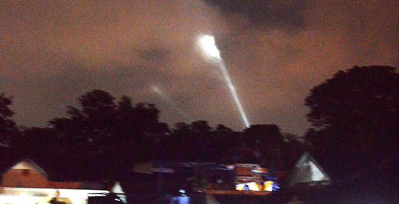 TELANJUR JADI MITOS PINDAHKAN HUJAN : Sebuah acara dengan memakai lampu laser di Denpasar beberapa waktu lalu.Laser dimitoskan memindahkan awan. Padahal menurut Klimatologi tidak.(adrian suwanto)