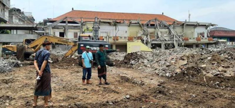 TEMATIK: Pasar Semarapura Klungkung dibongkar dijadikan pasar tematik dimana pedagang di kios dan los kena retribusi.