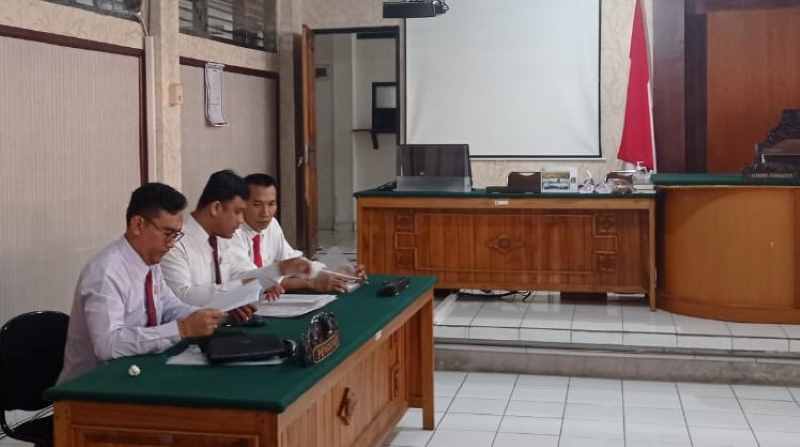 TANPA JERO DASARAN ALIT ALIAS JDA: Suasana sidang perdana gugatan Praperadilan JDA kasus dugaan tindak pidana kekerasan seksual hanya dihadiri pengacara. (juliadi/radar bali)