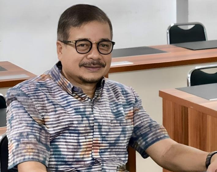 MENGUNTUNGKAN: Nyoman Sukandia salah seorang kuasa hukum dari Prof Antara membeber soal depositio dana SPI.