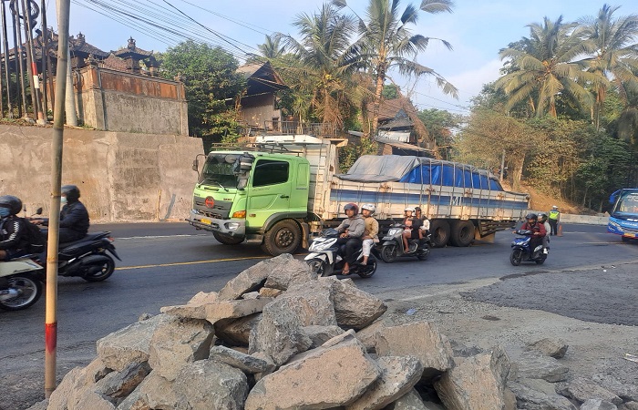 Kondisi truk mogok bernopol DK 8718 KN di Jalan Tanjakan Samsam, Desa Samsam, Kerambitan Tabanan.