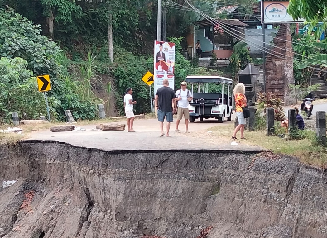 PARAH: Kondisi jembatan penghubung Klungkung-Karangasem masih jebol akibat diguyur hujan 5  bulan lalu tak kunjung diperbaiki.