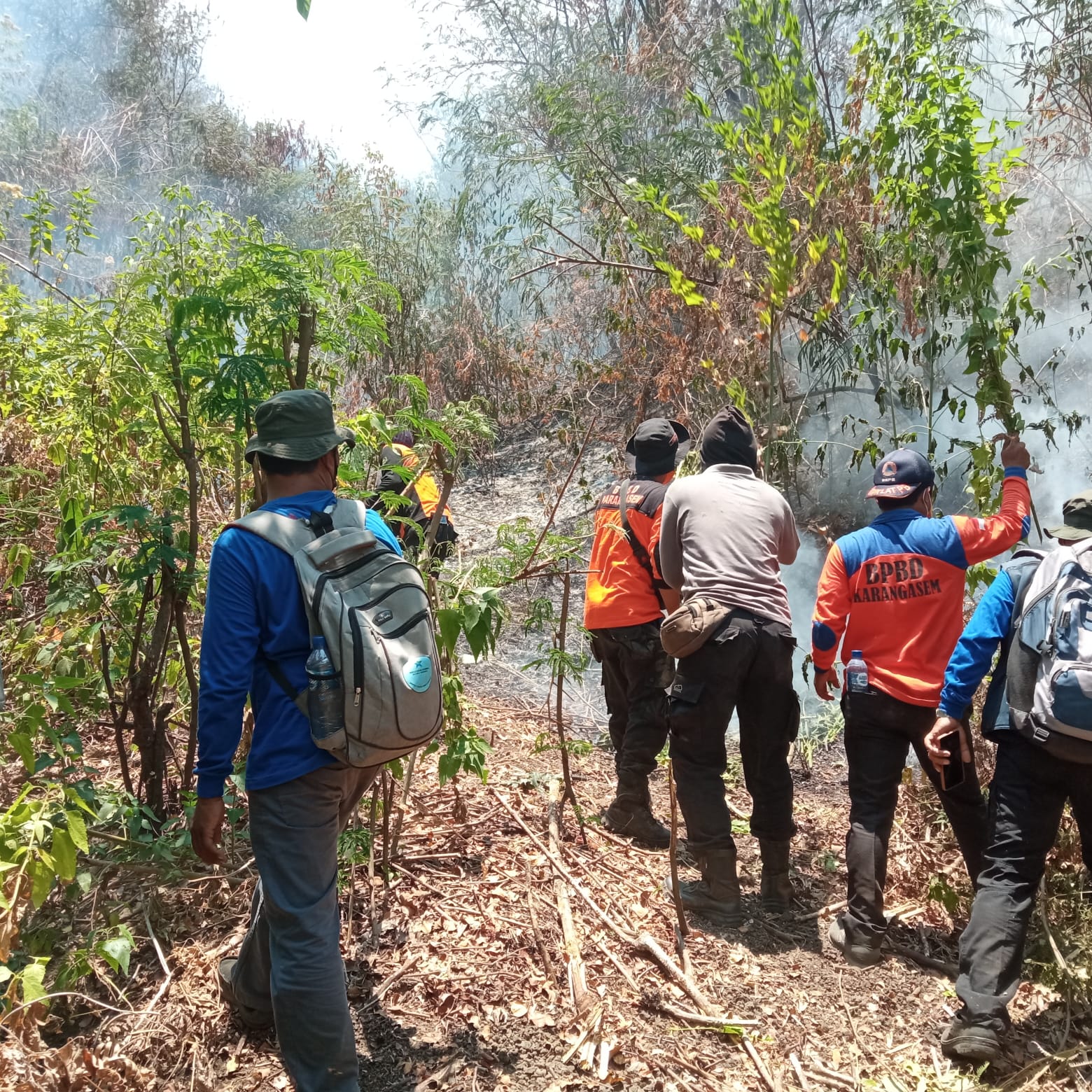 HANGUS: BPBD Karangasem untuk radar bali: petugas gabungan saat melakukan pemadaman lereng Gunung Agung belum lama ini.