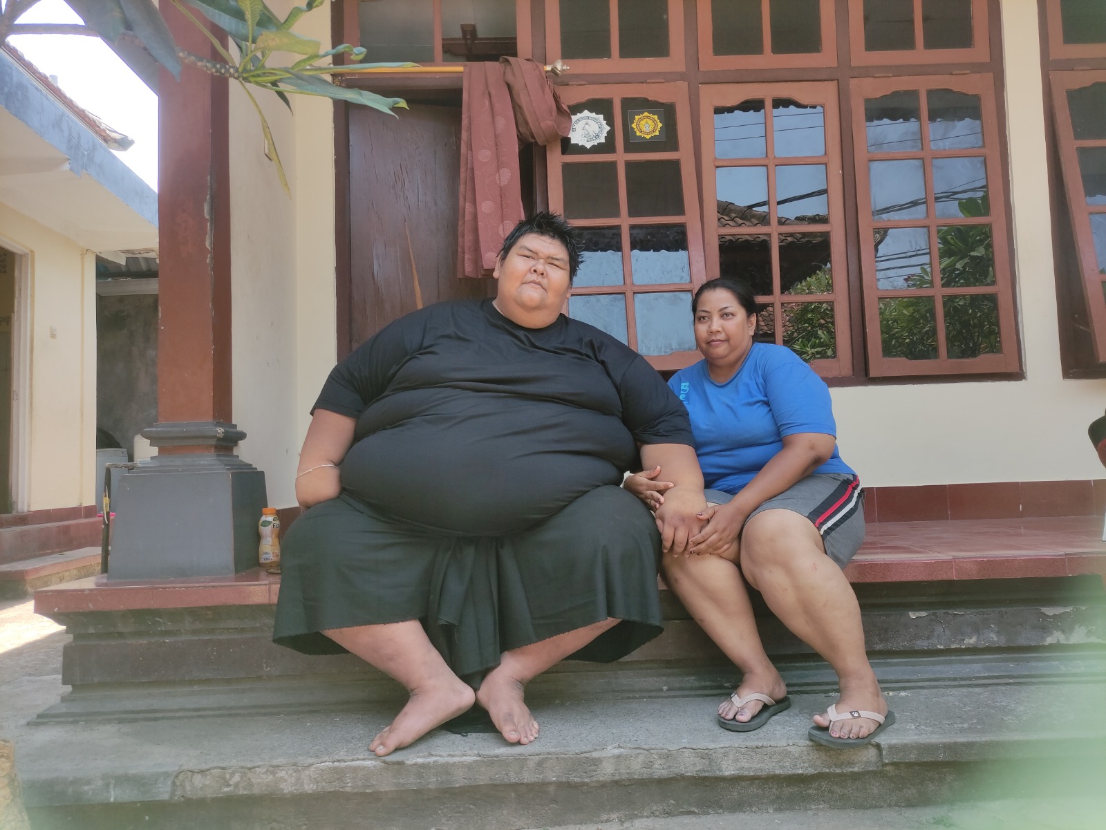 PASANGAN UNIK: Bombom bersama sang istri saat ditemui di rumah belum lama ini.