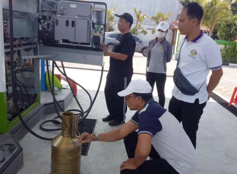 DITERA DULU : Petugas melakukan tera mesin pompa baru di SPBUN Pengambengan, Jumat (27/10/2023). (Foto: Dinas Koperasi, Usaha Kecil Menengah dan Perdagangan Jembrana )