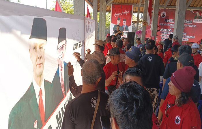 Relawan pemenangan Ganjar Pranowo dan Mahfud MD saat melakukan konsolidasi di Pantai Happy, Desa Tukadmungga.