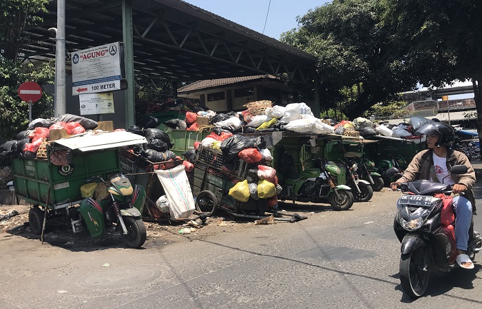 Persoalan sampah Denpasar saat TPA Terbakar. Tampak sejumlah motor gerobak sampah roda tiga di depo Kreneng Denpasar.