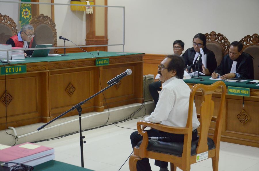 DIBERONDONG PERTANYAAN: Wakil Rektor Bidang Umum dan Keuangan Universitas Udayana, Prof Dr I Gusti Bagus Wiksuana yang hadir sebagai saksi akhirnya mengakui adanya kesalahan dalam pungutan Dana SPI