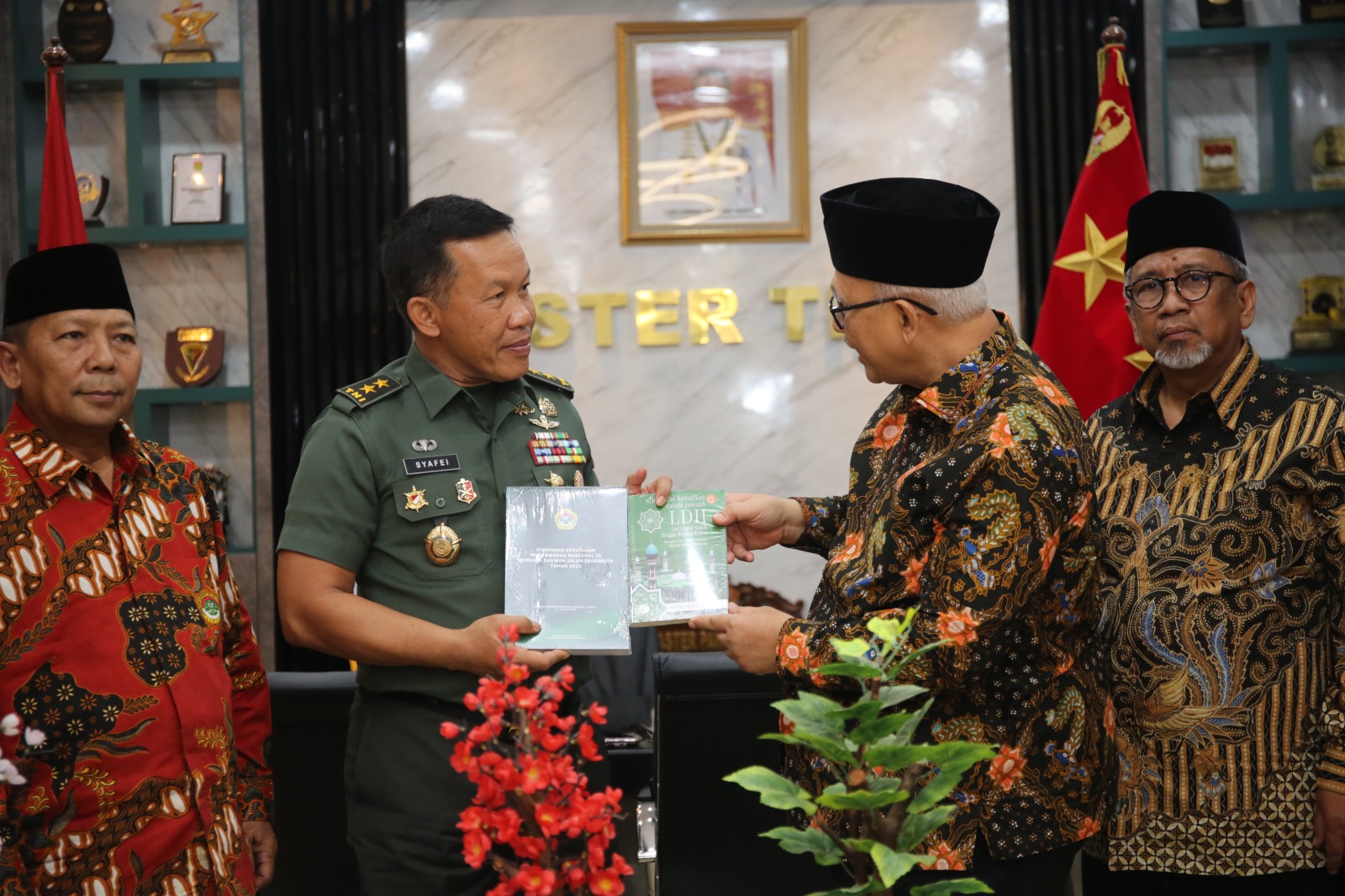 SINERGI: Ketua Umum DPP LDII KH Chriswanto Santoso (dua dari kanan) memberi buku sebagai cinderamata pada Aster Panglima TNI.