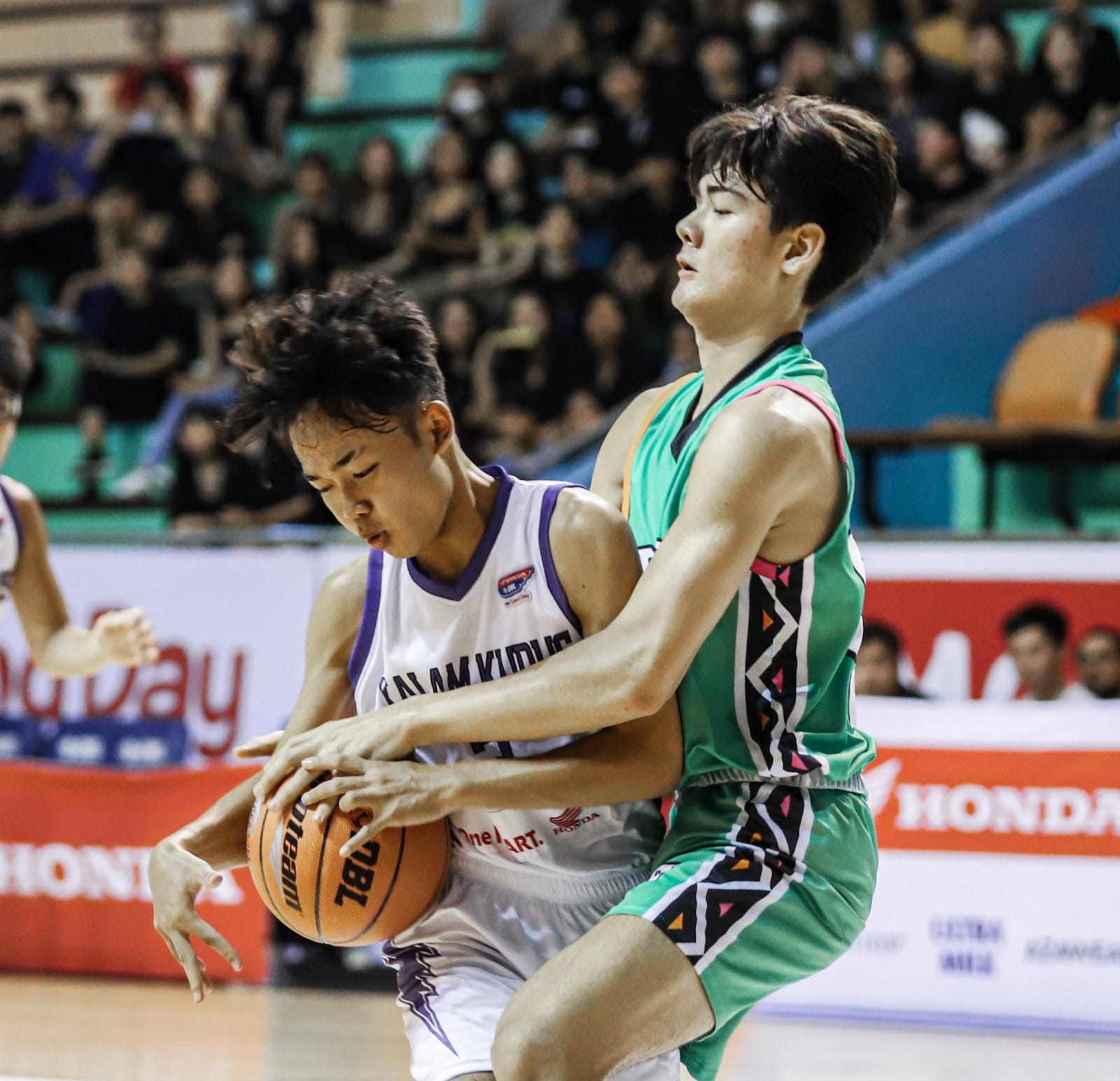 SENGIT: Guard SMA GMIS Denpasar Dylan Putra (kanan) berebut bola dengan guard SMA Kalam Kudus Hibki Permana di GOR Purna Krida (28/10/2023). (DBL INDONESIA)