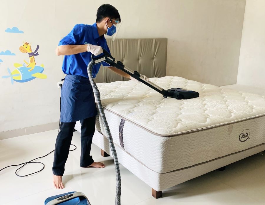 DIJAMIN BERSIH: Tim CSR Cleaning saat melakukan home cleaning and facility service.