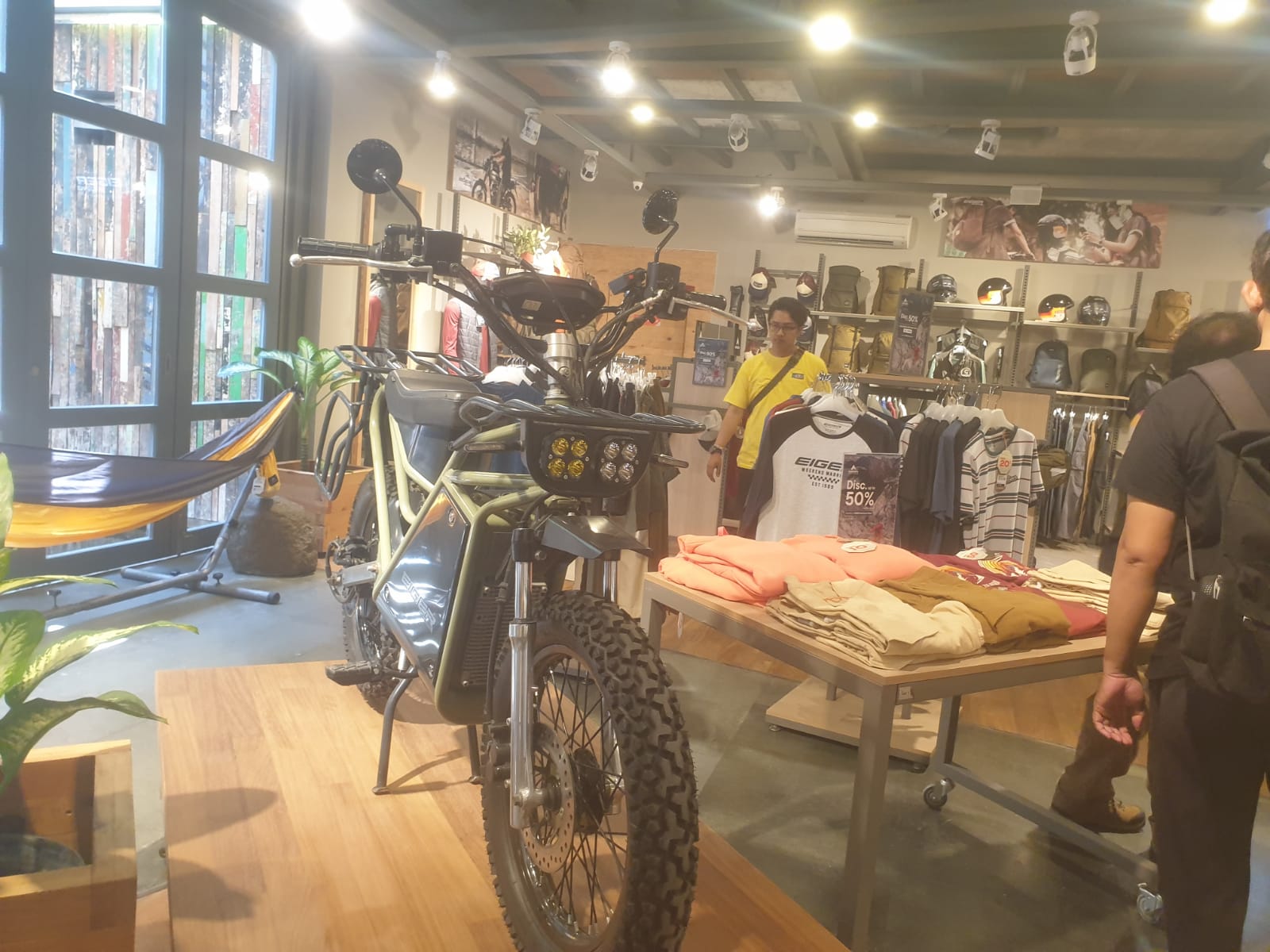 PRO ENERGI BERSIH: Salah satu motor custom karya tangan kreatif lokal Bali yang dipamerkan diantara atalase produk Eiger Adventure di Sunset Road Kuta, tepat saat hari Sumpah Pemuda, 28 Oktober 2023