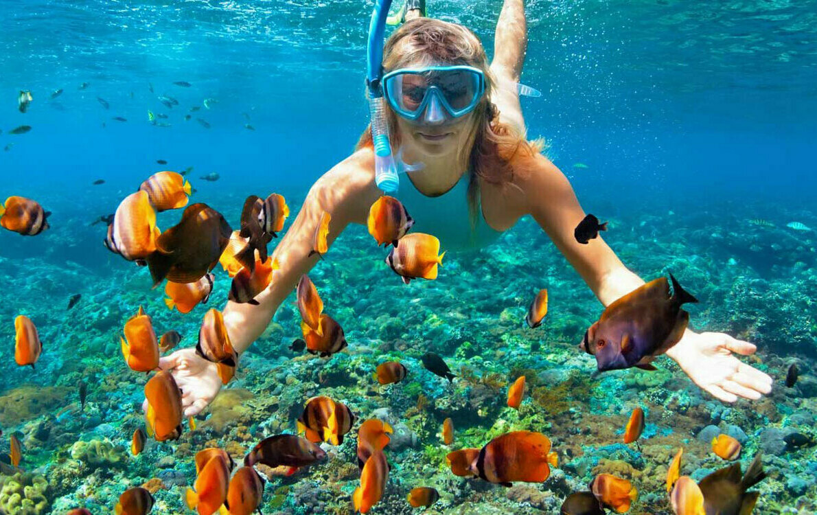 INDAH: Seorang wisatawan tengah menikmati wisata menyelam atau snorkling di pulau Nusa Penida Klungkung Bali.