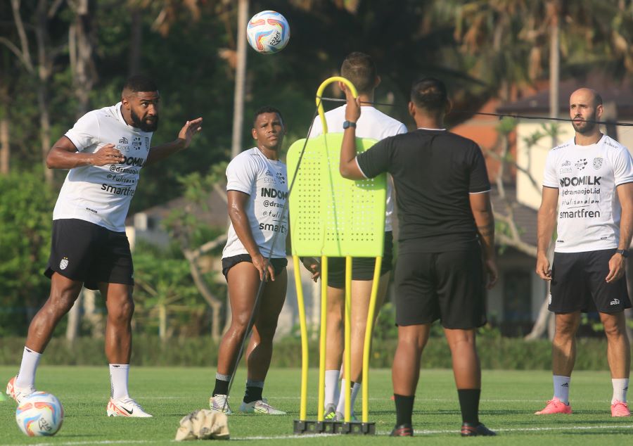 WAJIB WASPADA:  Penyerang Bali United Jefferson assis (kiri) dkk saat latihan di Bali united Training Centre, pantai purnama Gianyar,  Minggu (29/10/2023).