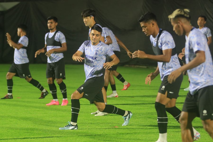 SIAP MENYERANG: Para pemain Persita Tangerang latihan di stadion Kapten I Wayan Dipta Gianyar Minggu malam (29-10)/2023).