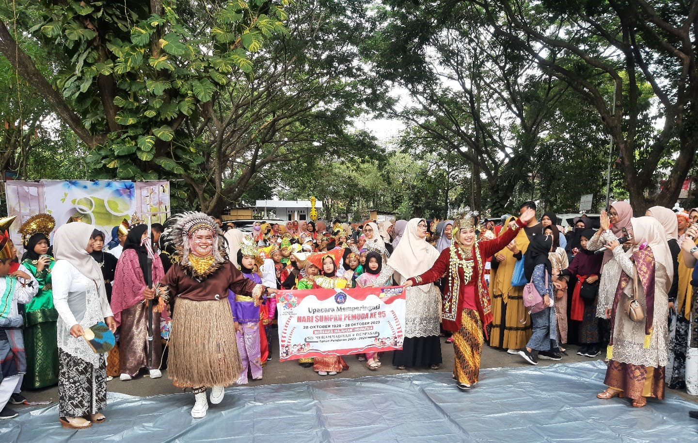 PARADE BUSANA NUSANTARA: Kemeriahan suasana parade busana nusantara SD Muhmmadiyah 4 Denpasar di area Taman Kota Lumintang, 28 Oktober 2023.