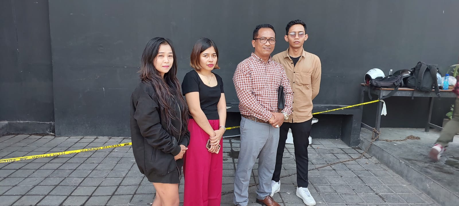SALING LAPOR: Dari kiri ke kanan. DJ Vivi Permana 29, pemilik Triple Three Bar Society Ni Putu Nopi Ari, 31. I Made Kade Arta selaku pengacara dan Richo Setiawan, 26 Manajer Operasional.