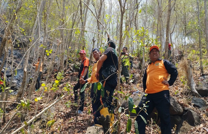 Tim gabungan melakukan upaya penyekatan api di Bukit Mendehe. Menyusul terjadinya kebakaran hutan sejak Jumat (27/10).