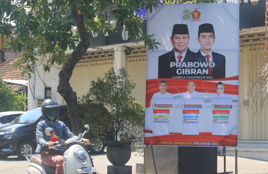 ABU-ABU: Sebuah baliho Capres-cawapres Prabwo-Gibran mulai terlihat di kota Denpasar, seperti di pertigaan jalan Hayam Wuruk-Plawa, Bawaslu sebut masih abu-abu.