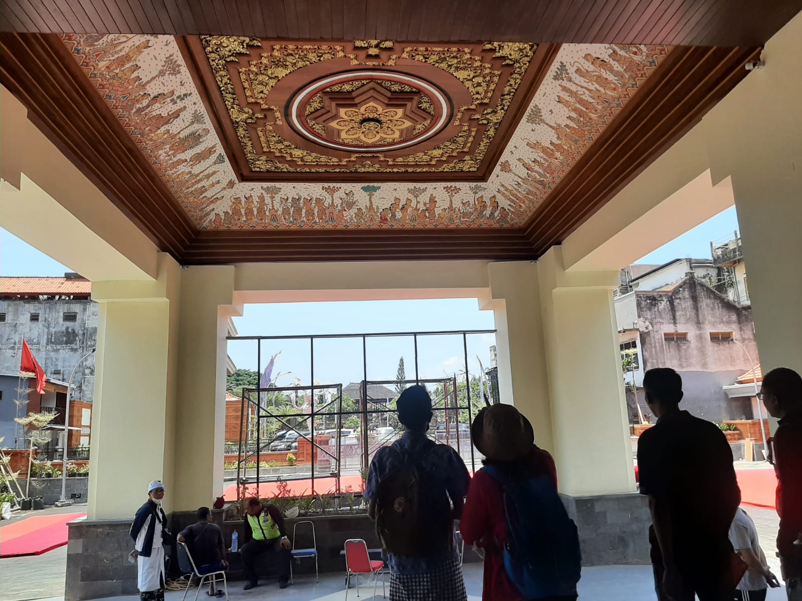 INDAH MEMIKAT: Lukisan klasik Wayang Kamasan Hiasi langit-langit Pasar Rakyat Tematik Wisata Semarapura Klungkung.