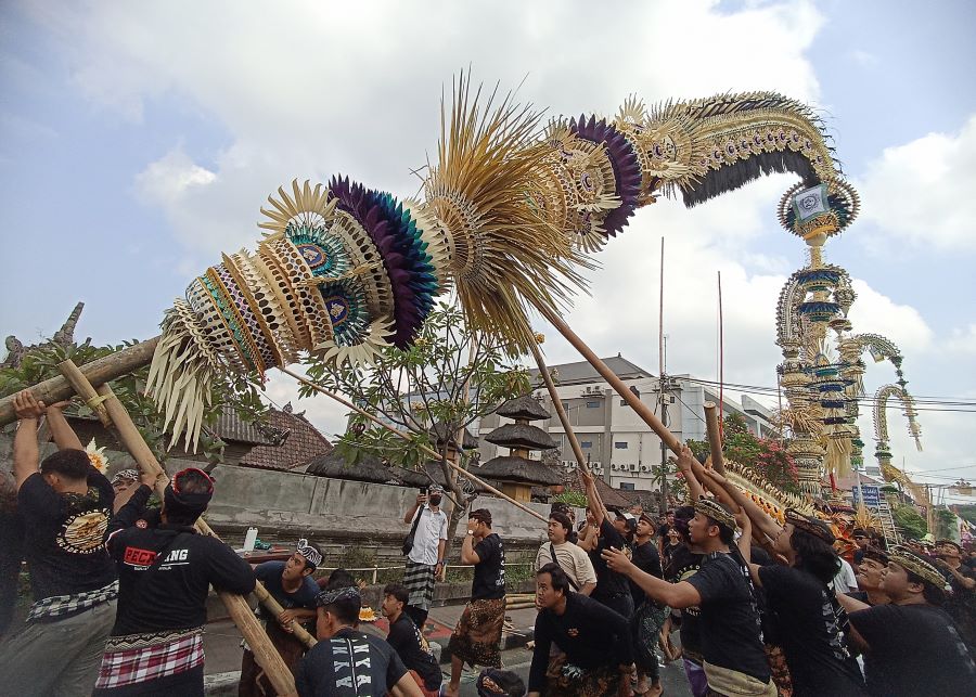 BERHIAS PENJOR: Desa Adat Kerobokan Kuta Utara berhias penjor dalam ritual Ngerobok dan bertema colorful of Bali.