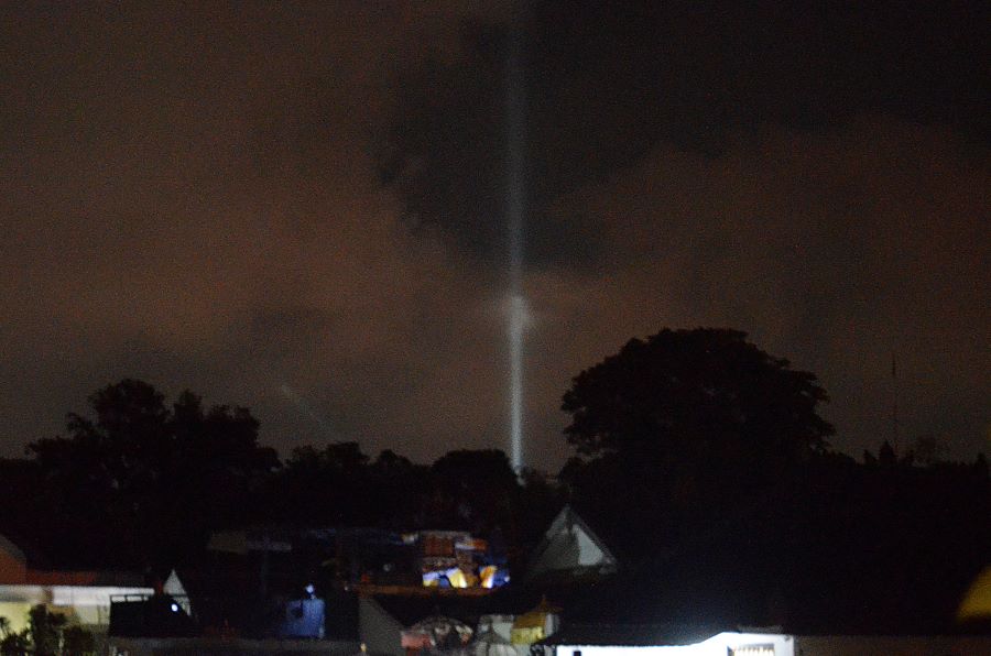 DIKOMPLIN: Penggunaan sinar laser di malam hari dikeluhkan juga warga Gianyar karena diduga penyebab cuaca sdemakin panas.