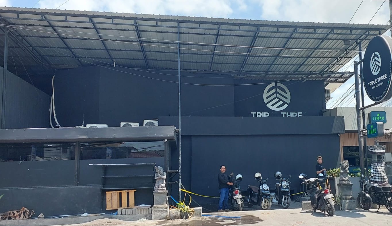 LENGANG: Suasana di triple tree society jalan Tukad Barito Denpasar terlihat sepi pasca insiden berdarah.
