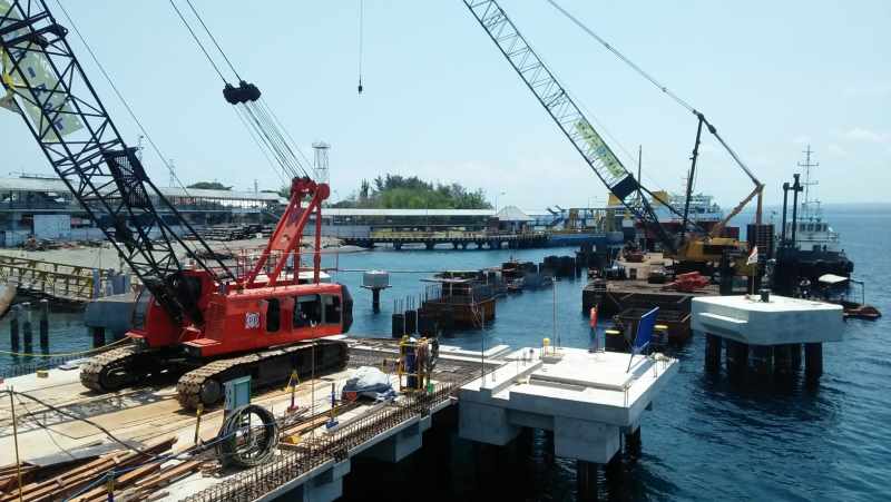 TERUS DIKEBUT : Proses pembangunan dermaga MB Pelabuhan Gilimanuk, Jembrana. (foto:istimewa)