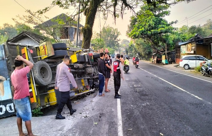 Truk terbalik karena sopir mengantuk di Jalan Denpasar &ndash; Gilimanuk.