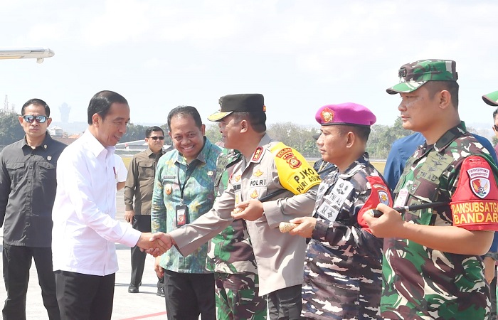 Kapolda Bali Irjen Pol Ida Bagus Kd Putra Narendra, sambut kedatangan Presiden Republik Indonesia Ir. H Joko Widodo, di terminal kedatangan VIP 1. Bandara I Gusti Ngurah Rai Bali, Selasa (31/10).