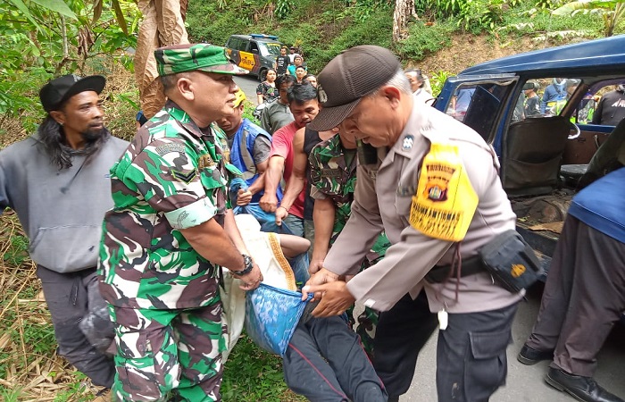 Proses evakuasi jenazah korban tenggelam di Desa Gitgit.