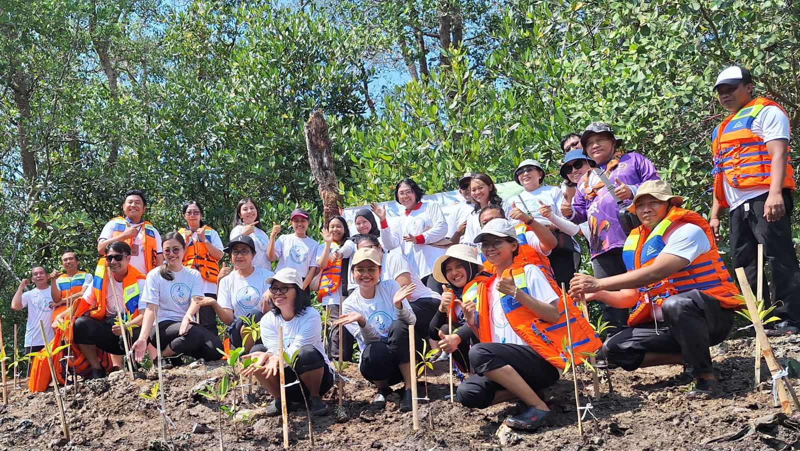 JAGA ALAM: BBPOM di Denpasar tanam 1.000 bibit di Hutan Mangrove KUB Segara Guna Batu Lumbang, Denpasar (31/10/2023). (Ari Rismaya Dewi/Radar Bali)