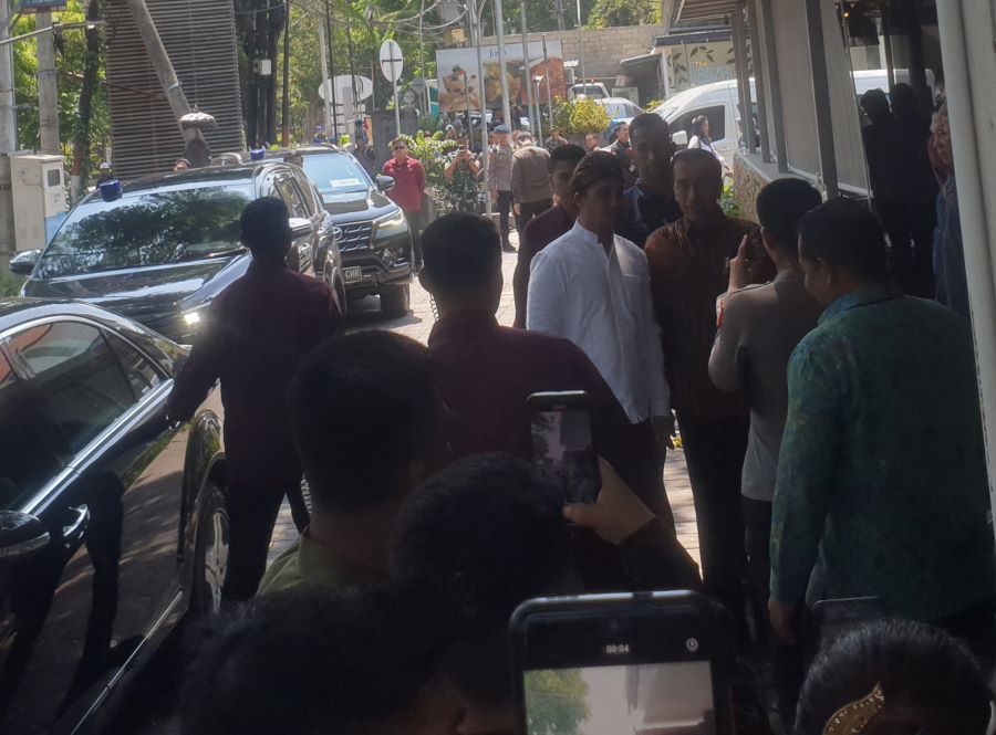 TAK LAZIM: Presiden Joko Widodo dan rombongan saat datang makan siang di warung Bendega Denpasar, 31 Oktober 2023.