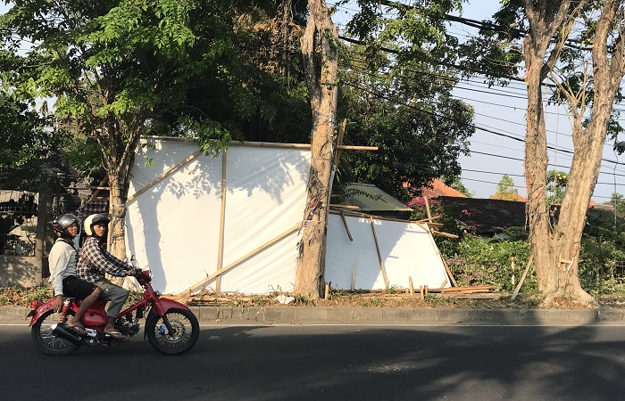 Baliho Caleg dan Parpol Berukuran Besar Diletakan di Trotoar Bundaran Renon.