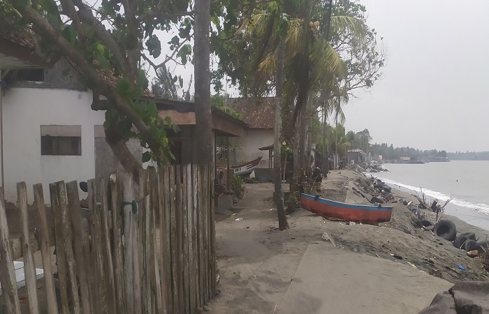 Kondisi pantai yang terdampak abrasi semakin dekat dengan rumah warga Banjar Pebuahan, Desa Banyubiru dan akses jalan sudah hancur.