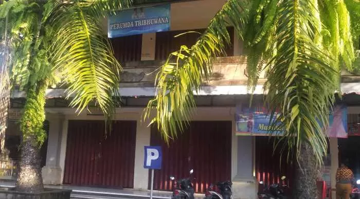 TAK ADA YANG MENGINCAR : Suasana di Kantor Perumda Jembrana Tri Bhuwana, Jembrana di Pasar Ijogading. (foto:m.basir/radar bali)