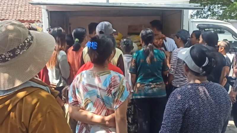 DISAMBUT PENUH SEMANGAT : Operasi Pasar di kantor Desa Delodberawah, Kecamatan Mendoyo .(m.basir/radar bali)