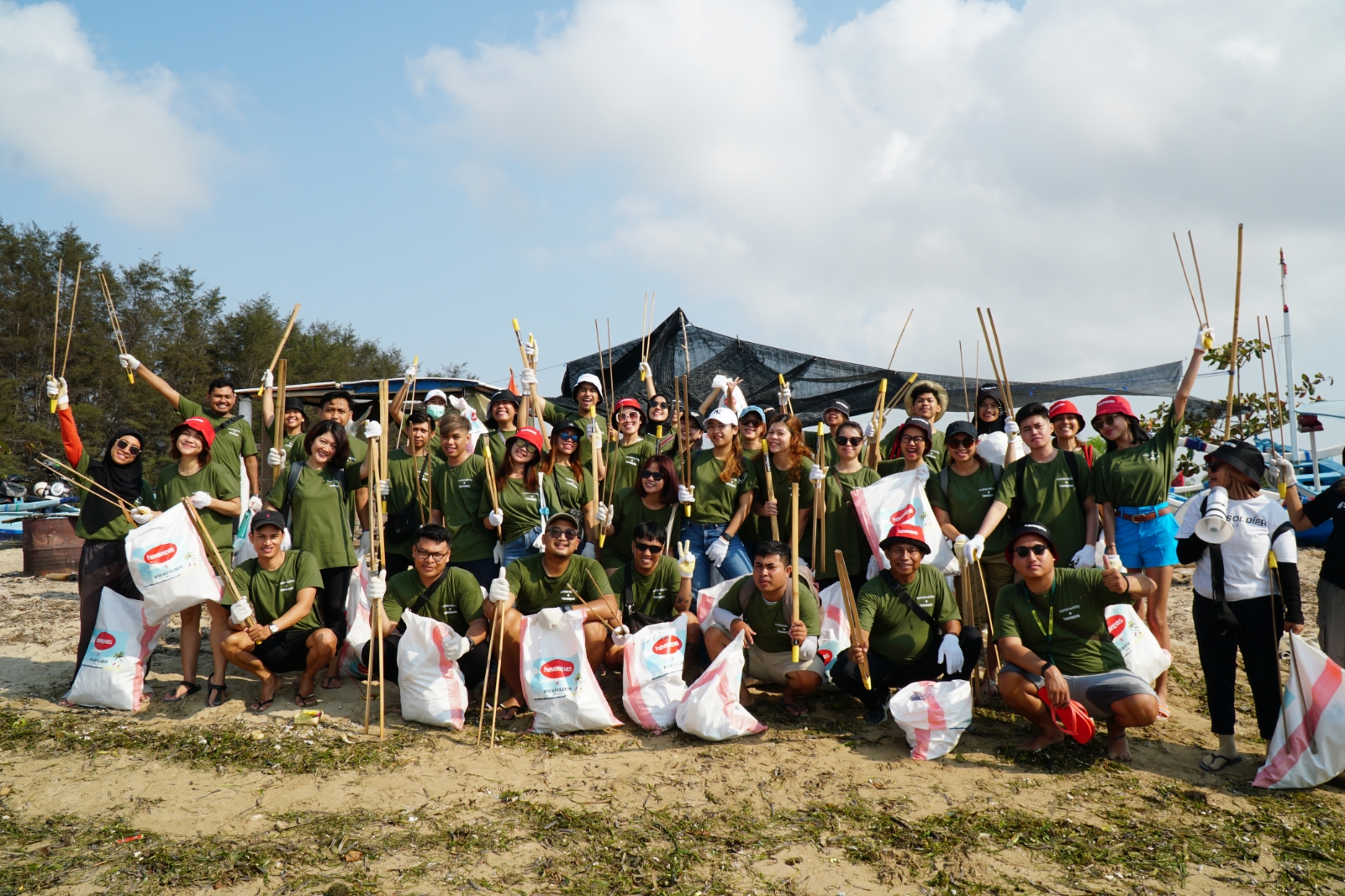 BEACH CLEAN UP: Tim Havaianas dan Seasoldier Bali membersihkan Pantai Mertasari dan sekitarnya (28/10/2023). (Havaianas)