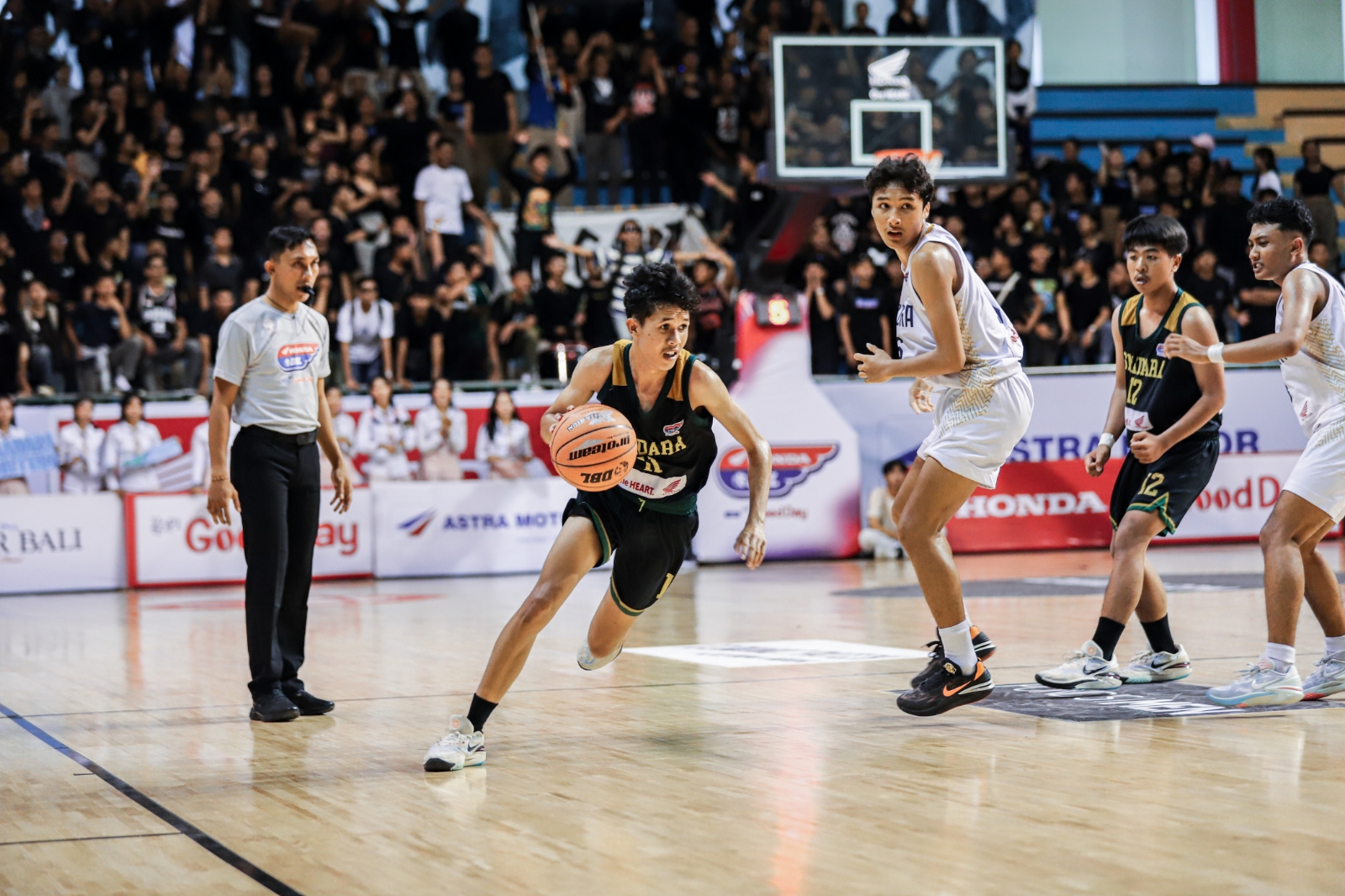 PERTAMA KALI 4 BESAR: Guard SMAN 2 Semarapura Mikhael Chandra Dinata saat lawan Sakura di GOR Purna Krida (1/11/2023). (DBL INDONESIA)
