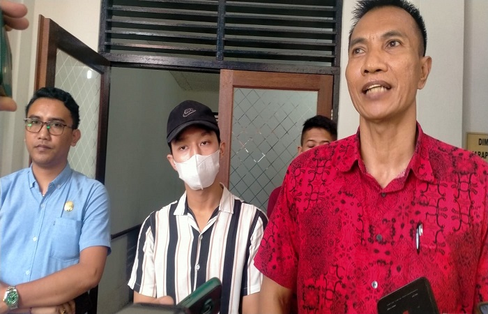Tersangka Jero Dasaran Alit (JDA) alias Kadek Dwi Arnata (tengah) didampingi kuasa hukumnya yang hadir saat sidang putusan gugatan praperadilan di PN Tabanan,