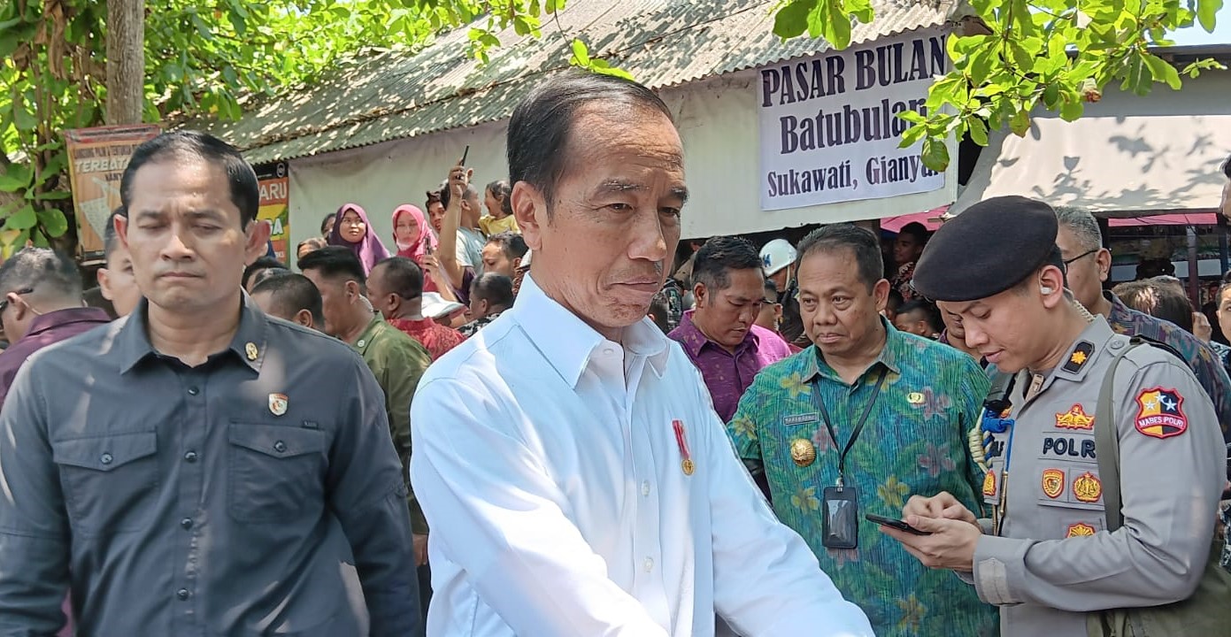 MASIH BLUSUKAN: Presiden RI Joko Widodo saat mengunjungi Pasar Batubulan Gianyar, 31 Oktober 2023.
