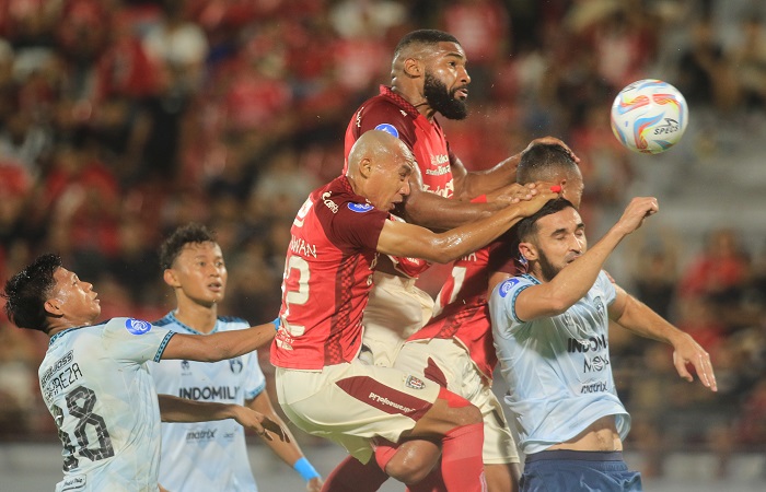 Duel udara ramai-ramai antar Jefferson Assis, Novri setiawan, Irfan jaya dan Juvlon (kanan) saat Bali United menghadapi Persita. Bali United hanya memiliki dua hari latihan sebelum hadapi PSS Sleman.