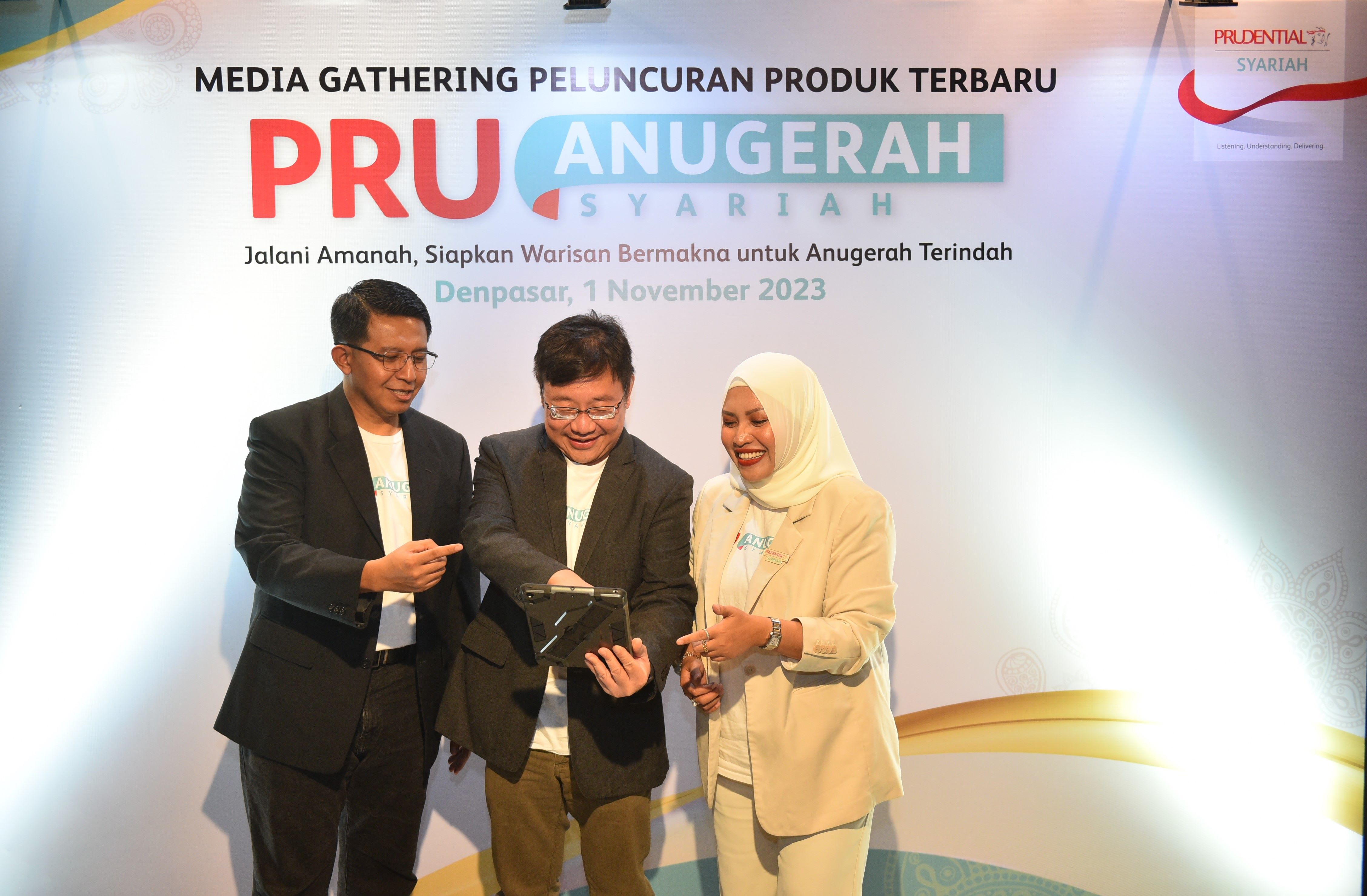 (Kiri-kanan) Bondan Margono, Head of Product Development Prudential Syariah, Paul Setio Kartono, Chief Financial Officer Prudential Syariah, dan Lailatul Mauliyah Zubaidah, Head of Marketing, Customer